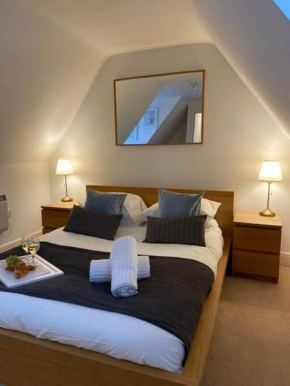 Sapphire - 3 Bedroom House Sleeps 7 with Parking.